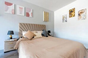 1 soverom, strykejern/-brett, wi-fi (inkludert) og sengetøy