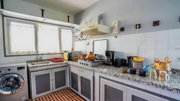 Fridge, oven, stovetop, coffee/tea maker