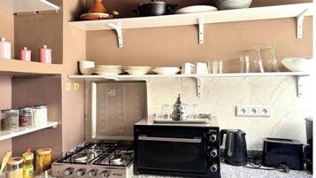 Fridge, oven, stovetop, coffee/tea maker