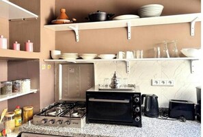 Fridge, oven, stovetop, coffee/tea maker