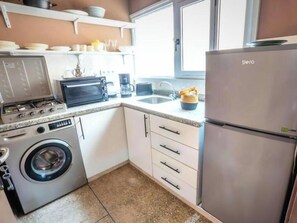 Fridge, oven, stovetop, coffee/tea maker