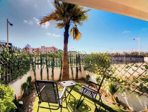 Terrace/patio - Agadir Bay: Cosy Central beach home swimming pool (Agadir)