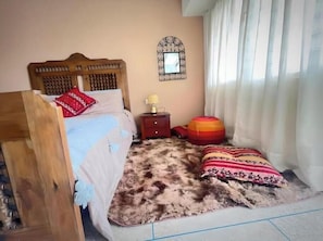 2 عدّة غرف نوم ومكواة/لوح كي وخدمة الإنترنت وملاءات أسرّة