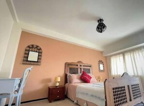 2 عدّة غرف نوم ومكواة/لوح كي وخدمة الإنترنت وملاءات أسرّة