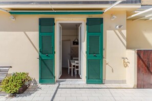 Exterior detail - Comfortable 100 sqm apartment, accommodating up to 6 people, located on the sixth floor of a building with an elevator (NOT accessible to disabled guests).The property is located in the residential neighborhood of Carignano, a quiet and well-served area. (Genoa)