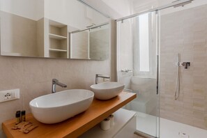 Dusche, Bidet, Handtücher