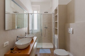 Shower, bidet, towels - Comfortable 100 sqm apartment, accommodating up to 6 people, located on the sixth floor of a building with an elevator (NOT accessible to disabled guests).The property is located in the residential neighborhood of Carignano, a quiet and well-served area. (Genoa)