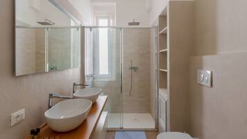 Doccia, bidet, asciugamani