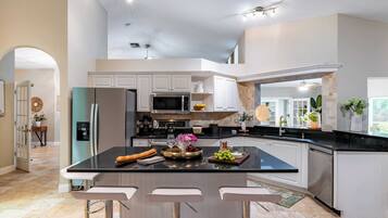 House (4 Bedrooms) | Interior