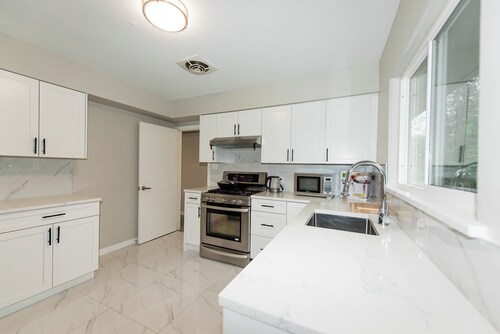 Burnaby Metrotown 3 bedroom upstairs for 5 people