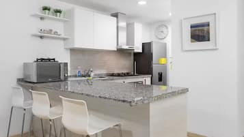 Microwave, oven, dishwasher, coffee/tea maker