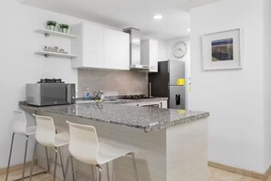 Microwave, oven, dishwasher, coffee/tea maker