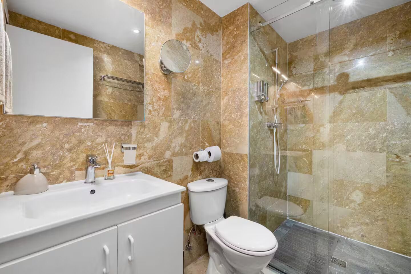 Dusche, Haartrockner, Handtücher, Seife