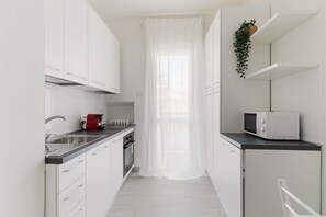 Kühlschrank, Mikrowelle, Geschirrspüler, Toaster