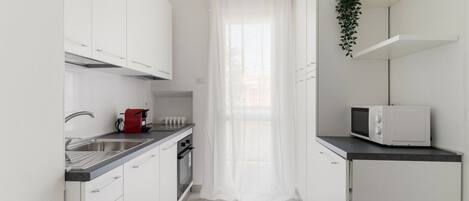 Réfrigérateur, four à micro-ondes, lave-vaisselle, grille-pain