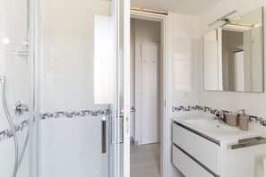 Een douche, een bidet, handdoeken
