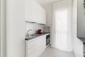 Réfrigérateur, micro-ondes, lave-vaisselle, grille-pain