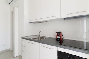Jääkaappi, mikroaaltouuni, astianpesukone, leivänpaahdin