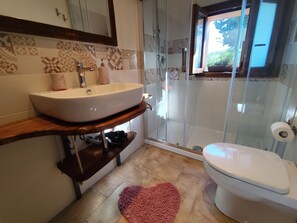 Bruser, hårtørrer, bidet, håndklæder