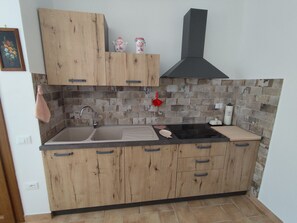 Réfrigérateur, four, plaque de cuisson, cafetière/bouilloire