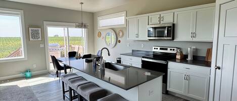 Een microgolfoven, een oven, een kookplaat, een vaatwasser