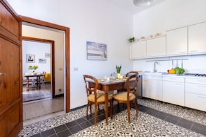 Réfrigérateur, micro-ondes, lave-vaisselle, grille-pain