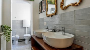 Dusche, Bidet, Handtücher