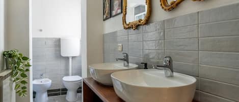 Dusche, Bidet, Handtücher