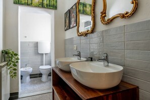 Shower, bidet, towels