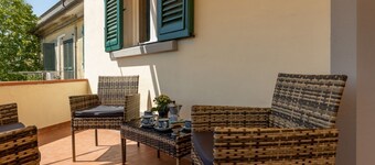 Cozy 80 sqm apartment, accommodating up to 4 people, located on the second floor of a building without an elevator.The property is located in Vicopisano, a charming medieval village about 20 km from Pisa. Nestled in a hilly landscape, the town boasts imp