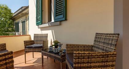 Cozy 80 sqm apartment, accommodating up to 4 people, located on the second floor of a building without an elevator.The property is located in Vicopisano, a charming medieval village about 20 km from Pisa. Nestled in a hilly landscape, the town boasts imp