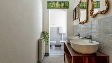 Dusche, Bidet, Handtücher