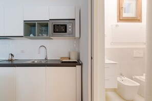 Réfrigérateur, four à micro-ondes, surface de cuisson, lave-vaisselle