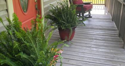 Charming home with on sight private boat launch and covered boat house! DISCOUNT