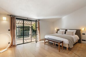 5 bedrooms, iron/ironing board, internet, bed sheets