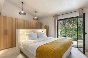 5 bedrooms, iron/ironing board, internet, bed sheets