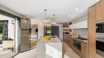 Micro-ondes, four, plaque de cuisson, lave-vaisselle