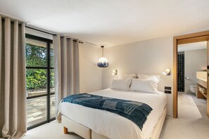 5 bedrooms, iron/ironing board, internet, bed sheets