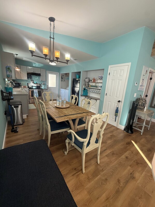Dining - Coral Reef Cottages (Navarre)