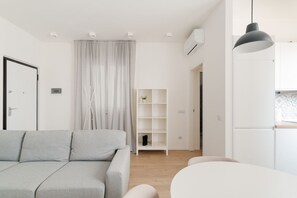 Living area - GuestHost - Bright Apartment M3 Maciachini Milano (Milan)