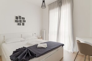 1 chambre, fer et planche à repasser