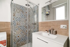 Douche, bidet, serviettes fournies