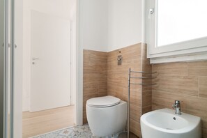 Shower, bidet, towels - GuestHost - Bright Apartment M3 Maciachini Milano (Milan)