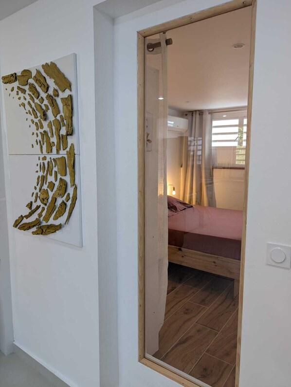 1 habitación, tabla de planchar con plancha, internet y ropa de cama 