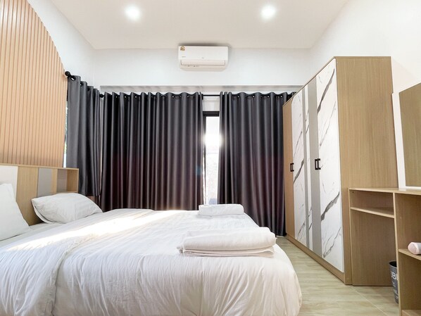 4 bedrooms, iron/ironing board, WiFi, bed sheets