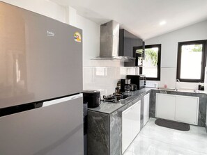 Microondas, horno, placa de cocina