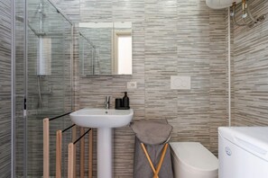 Regadera, secadora de cabello, bidet, toallas 