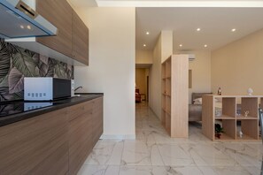Refrigerador, microondas, parrilla de estufa y tetera eléctrica 