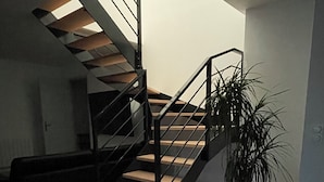 A modern staircase with a minimalist design, leading to an upper floor. - Large Duplex Apartment 85m2 (Fleurieux-sur-l'Arbresle)