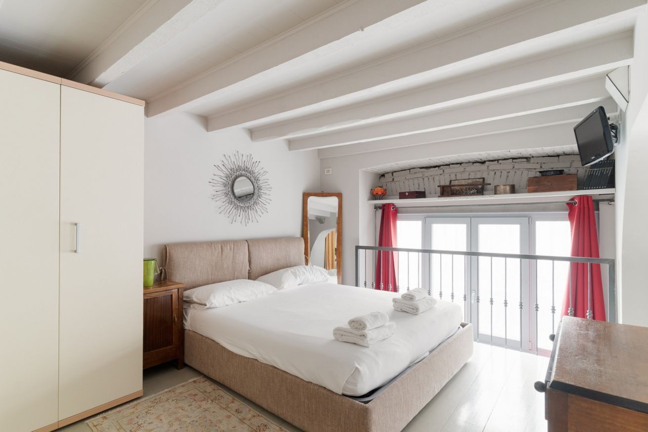 2 habitaciones y tabla de planchar con plancha 